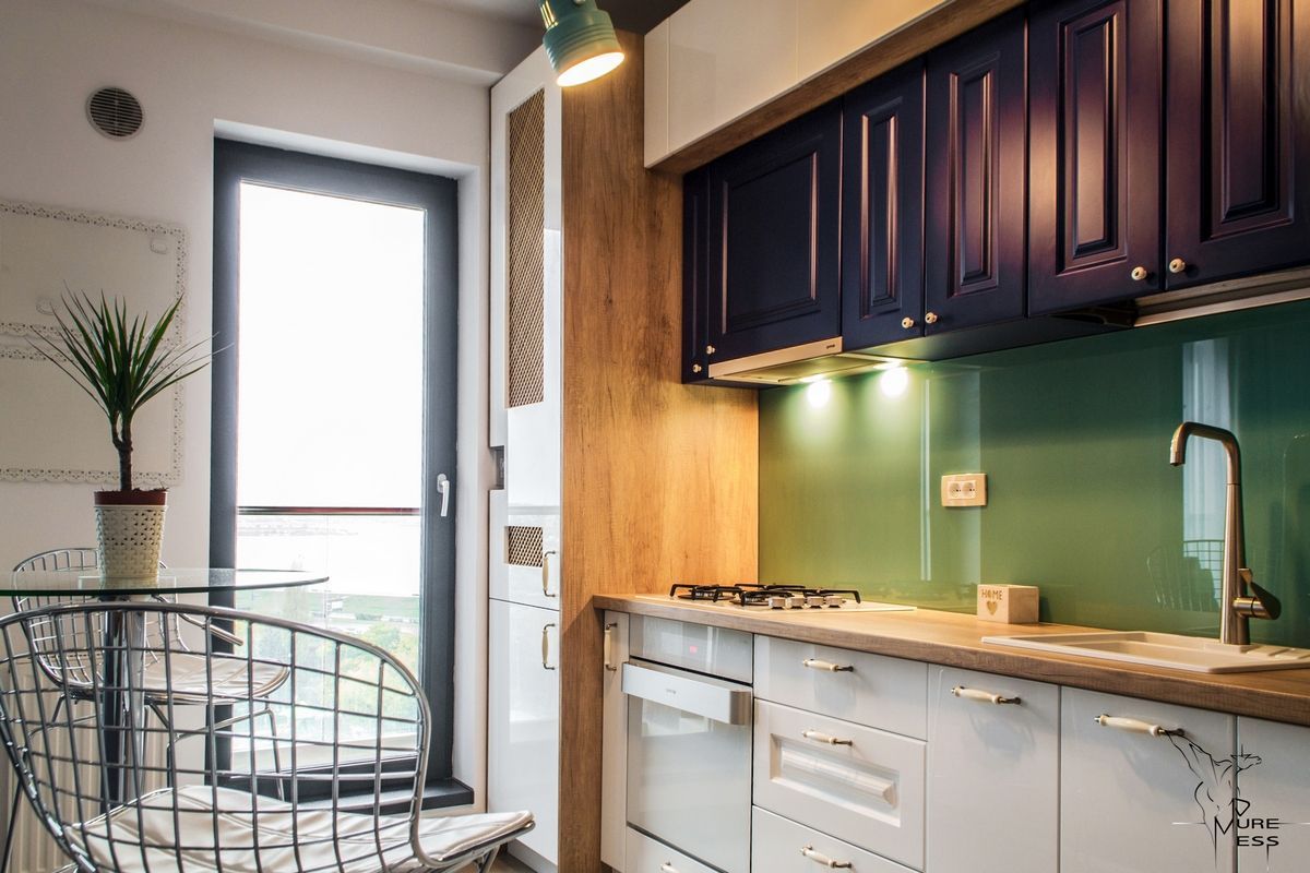 Holiday Color Scheme in a 3-Bedroom Bucharest Apartment