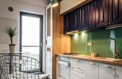 Holiday Color Scheme in a 3-Bedroom Bucharest Apartment