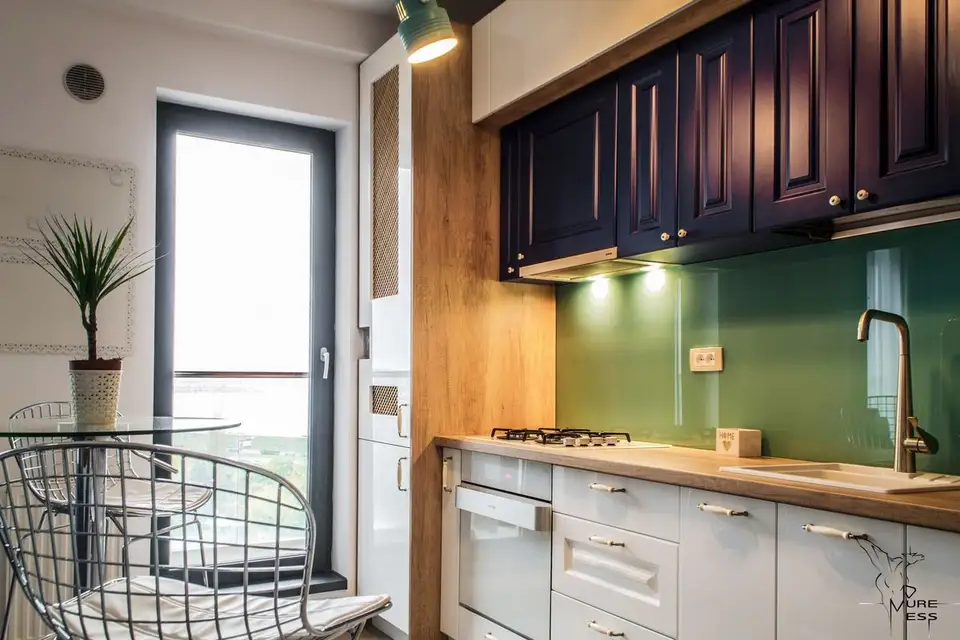 Holiday Color Scheme in a 3-Bedroom Bucharest Apartment