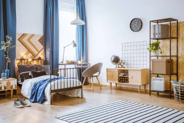 Dormitorul în stil minimalist pentru adolescenți: Un sanctuar de liniște și funcționalitate