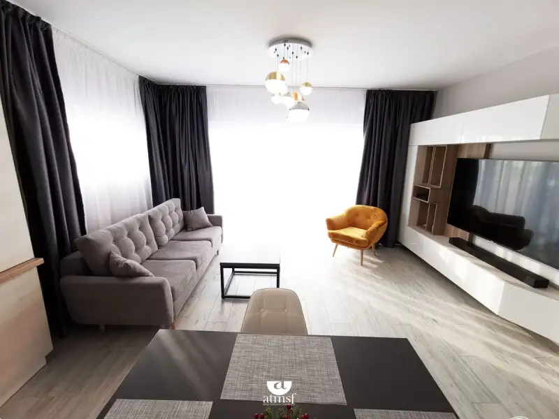 Amenajare minimalista apartament 82 mp Contraste alb negru si accente de lemn