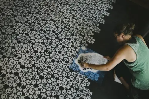 Podeaua decorata cu stencil e o podea mai fericita