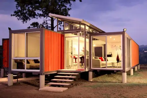 Locuinta moderna construita din doua containere