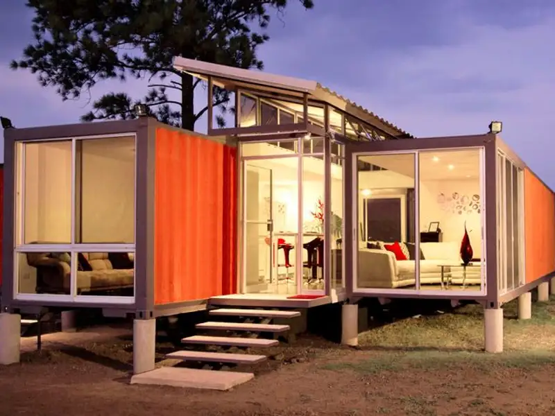 Locuinta moderna construita din doua containere