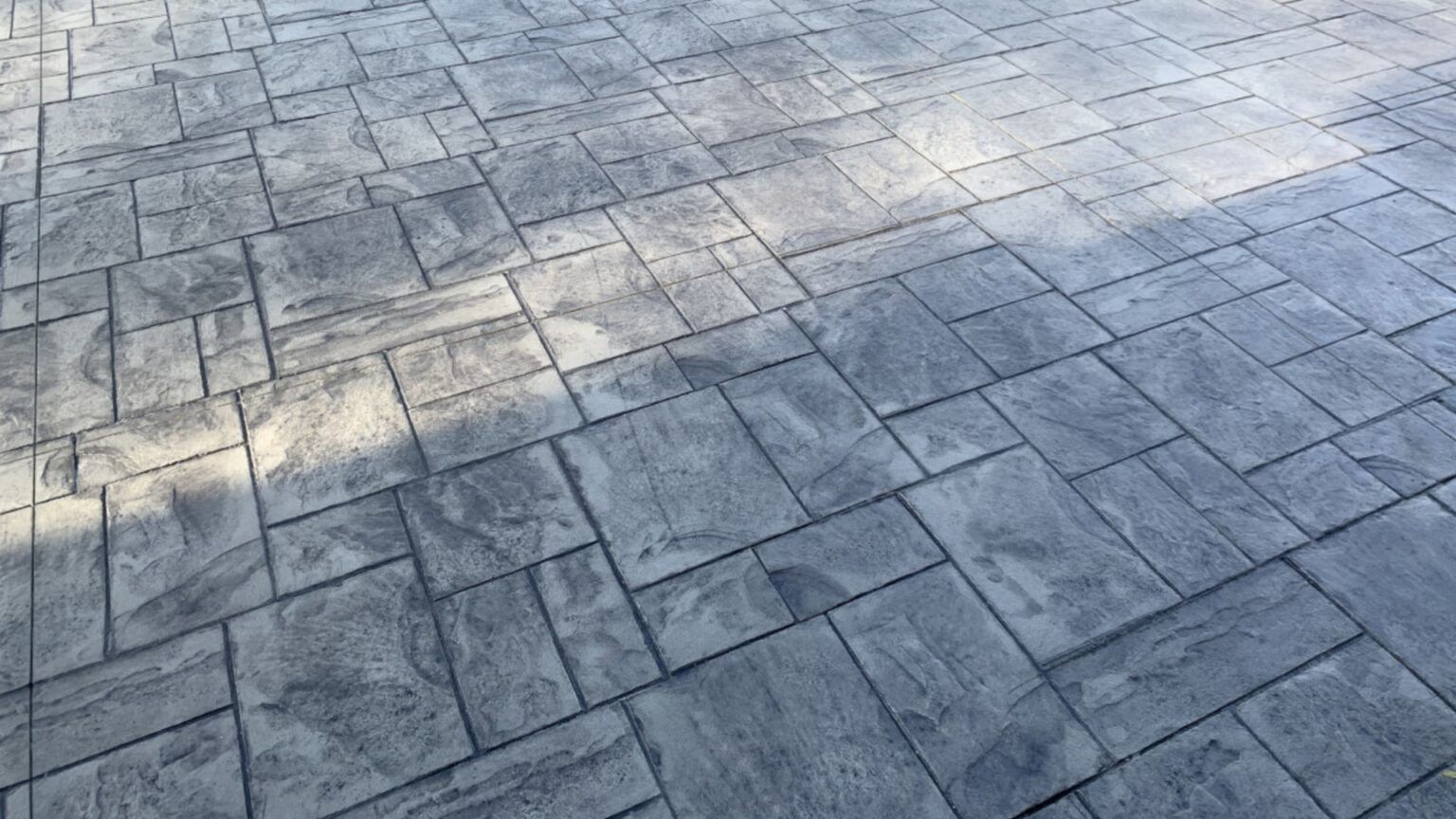 Betonul amprentat în jurul piscinelor  aspecte practice și estetice pentru o amenajare de lux