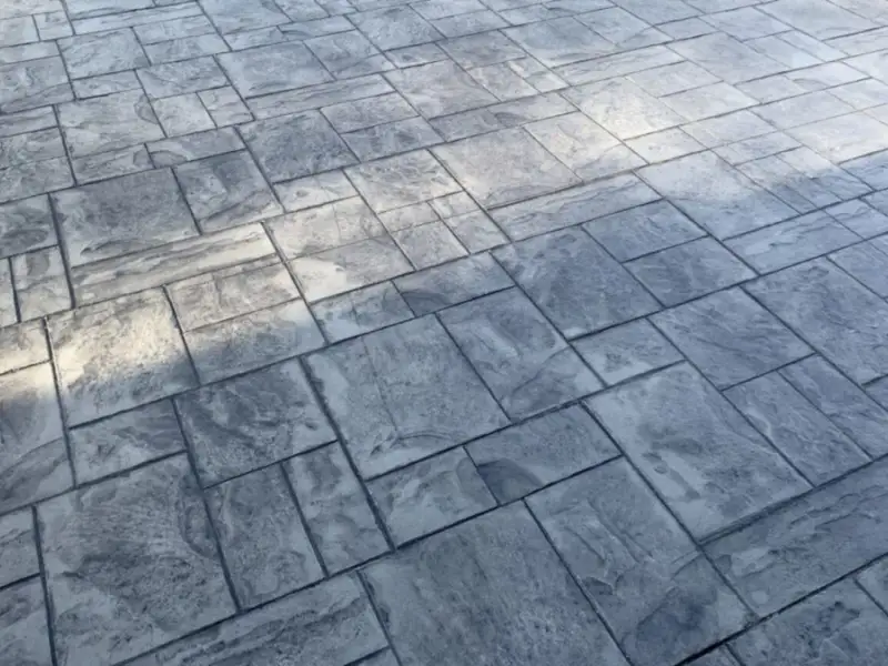 Betonul amprentat în jurul piscinelor aspecte practice și estetice pentru o amenajare de lux
