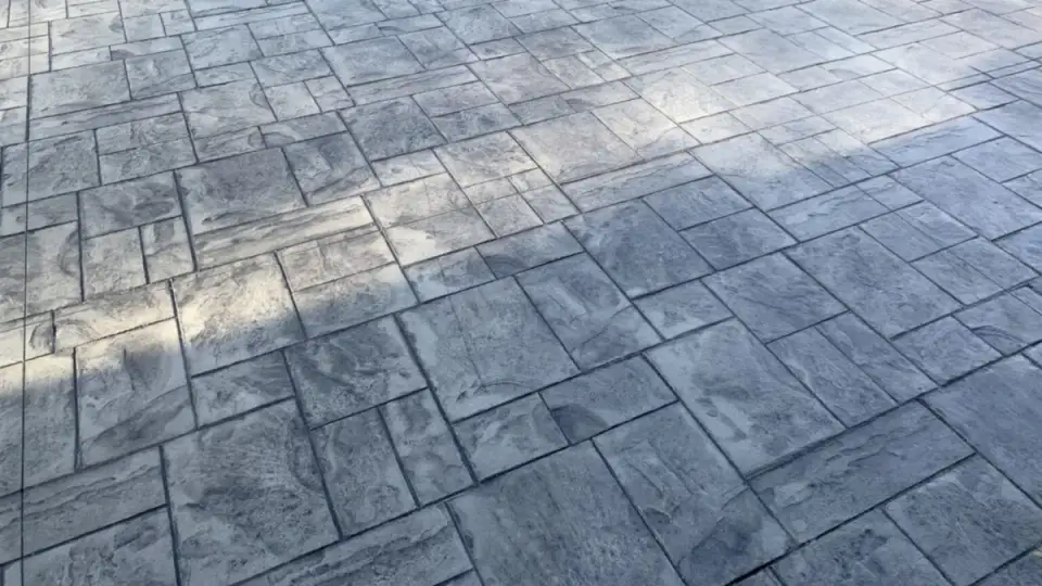 Betonul amprentat în jurul piscinelor aspecte practice și estetice pentru o amenajare de lux