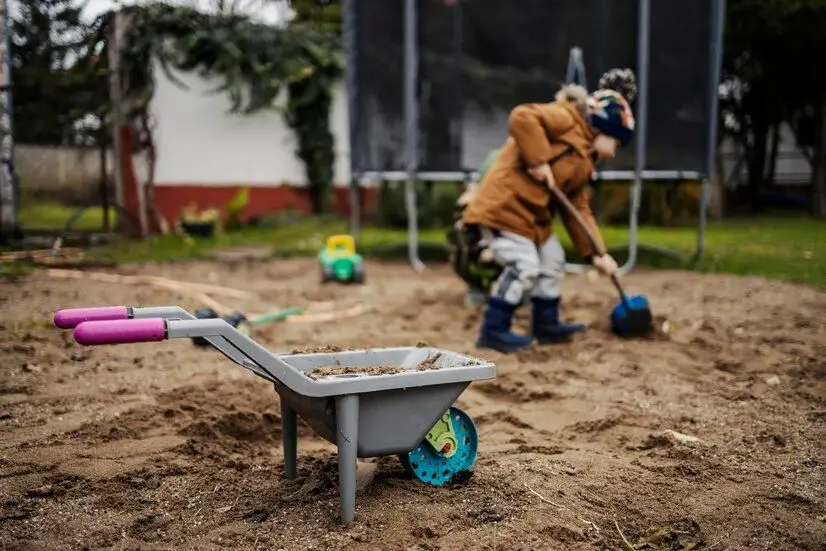 Top 10 idei ieftine pentru amenajarea unui loc de joacă în grădină