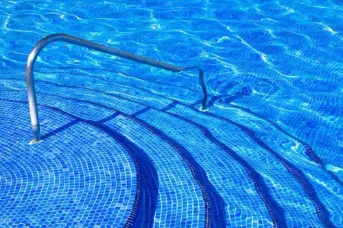 Top 6 cele mai bune soluții pentru menținerea apei piscinei curată vara