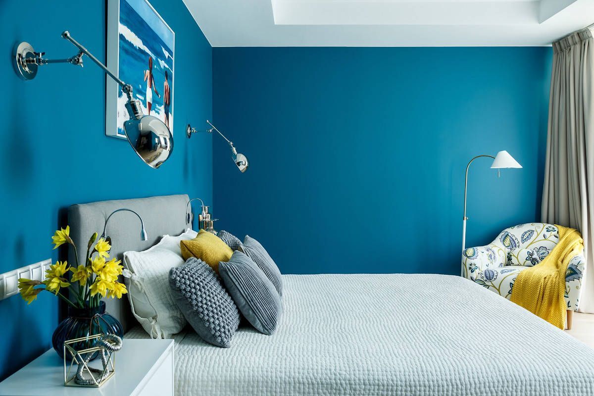 A Blend of Styles and Numerous Color Accents in the Design of a Spacious Apartment