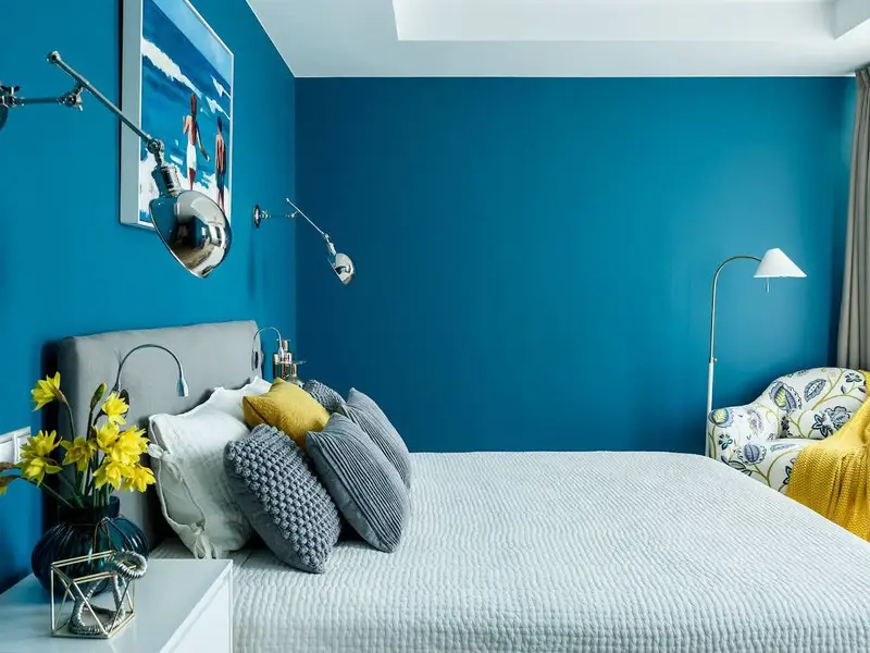 Mix de stiluri si numeroase accente de culoare in amenajarea unui apartament spatios