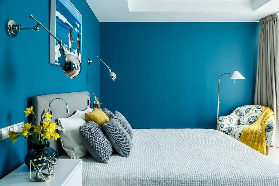 A Blend of Styles and Numerous Color Accents in the Design of a Spacious Apartment