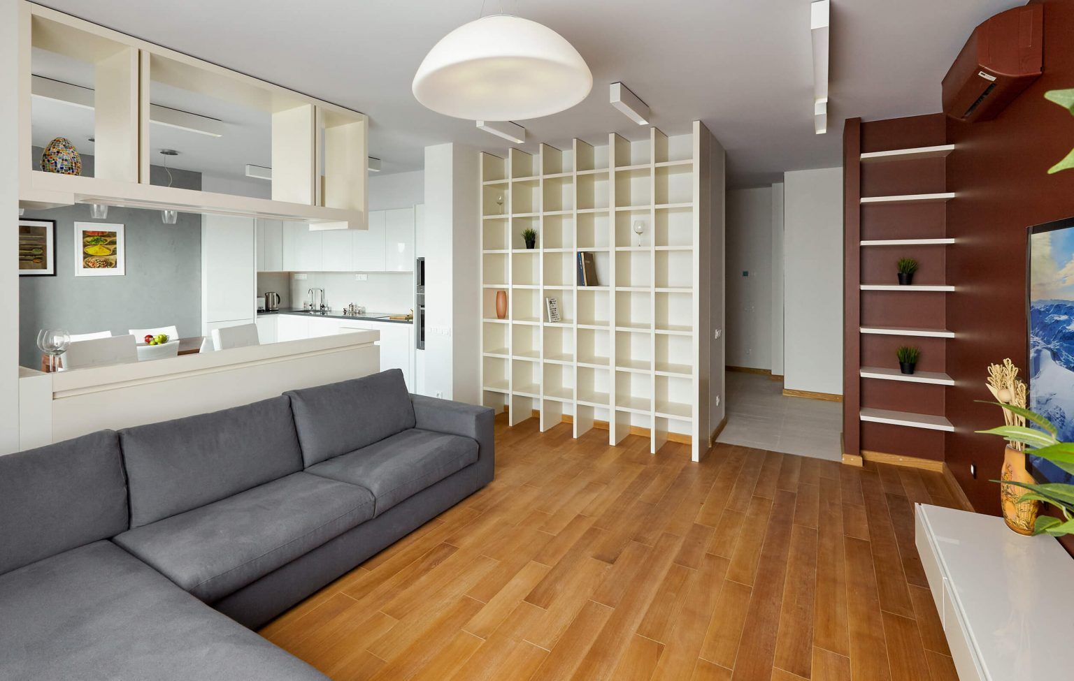 Abordare minimalista pentru un apartament cu 3 camere bine optimizat