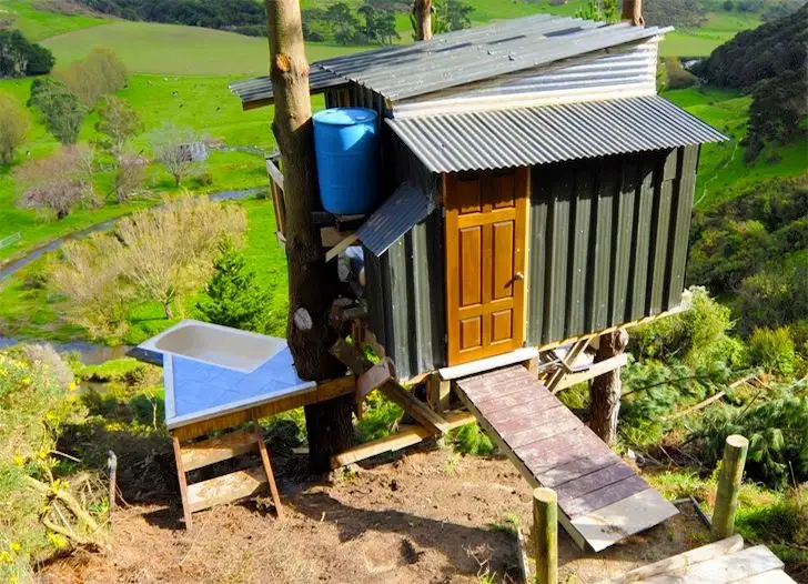 Amazing Treehouse Cabin with Retractable Bridge Controlled by Remote (VIDEO)