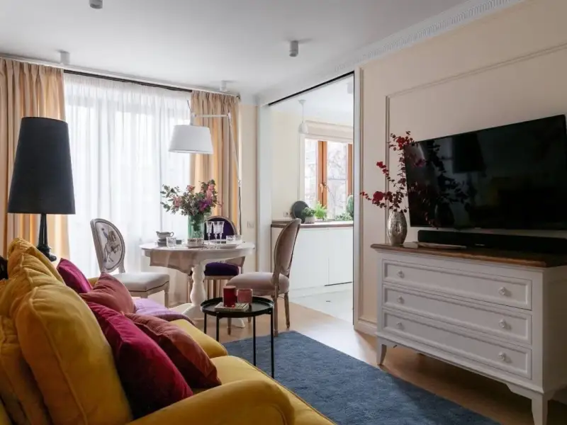 Un apartament de 45 mp a devenit locuinta perfecta pentru o tanara ambitioasa si romantica