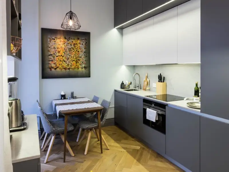 Note masculine intr-un apartament de 2 camere