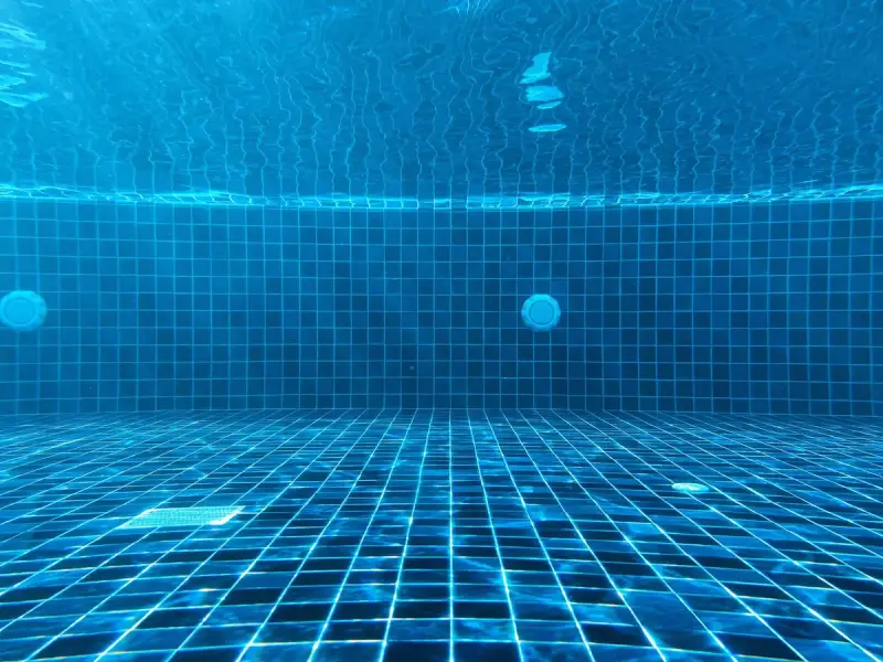 Beneficiile tratamentelor cu clor vs. tratamente fără clor pentru piscină