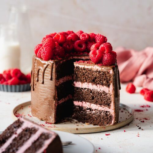 Prăjitură vegană cu ciocolată și zmeură – desert fin, cremos și ușor de preparat