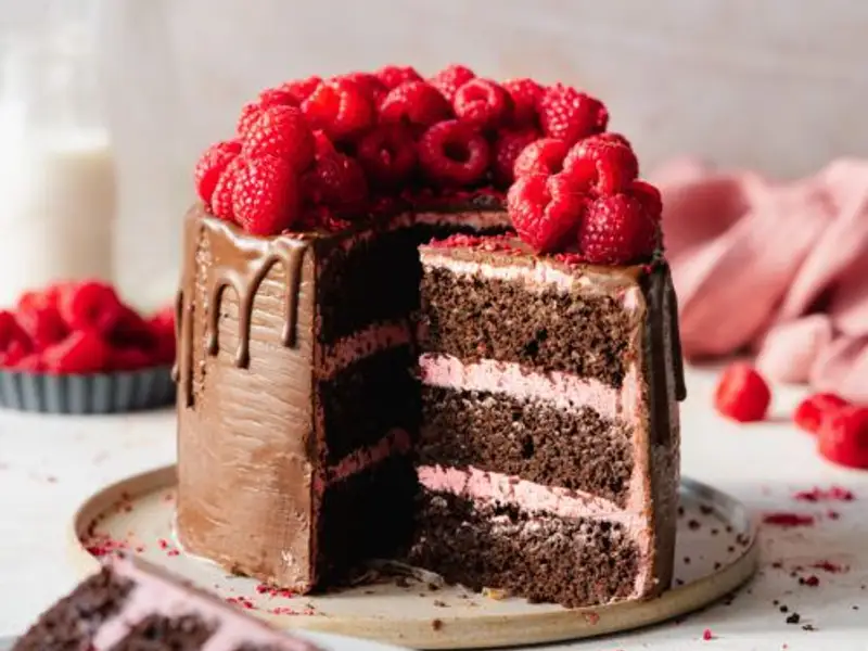 Prăjitură vegană cu ciocolată și zmeură – desert fin, cremos și ușor de preparat