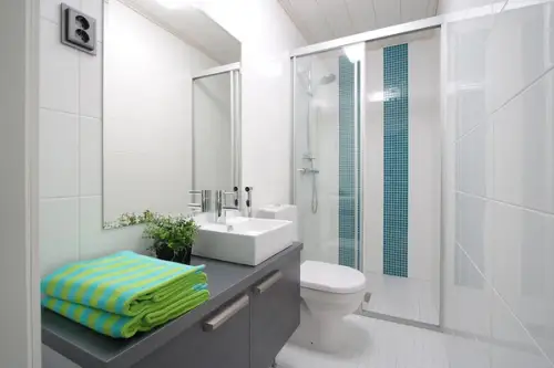 Despre design modern si functional intr-o baie mica
