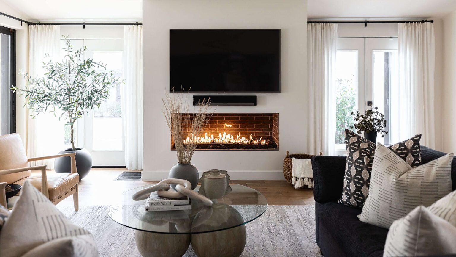 What Paintings Suit a Living Room?