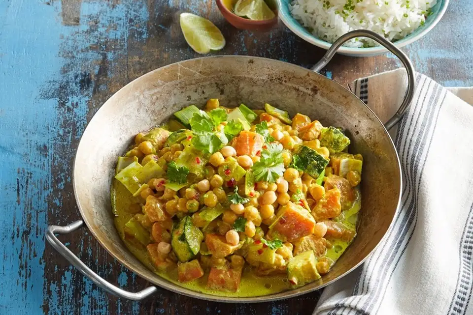 Curry românesc cu verdețuri de primăvară și năut