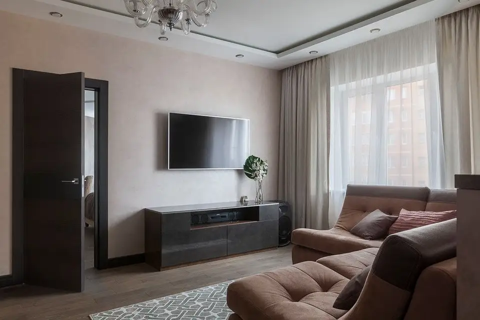 Contemporary Decor in a 3-Bedroom Apartment
