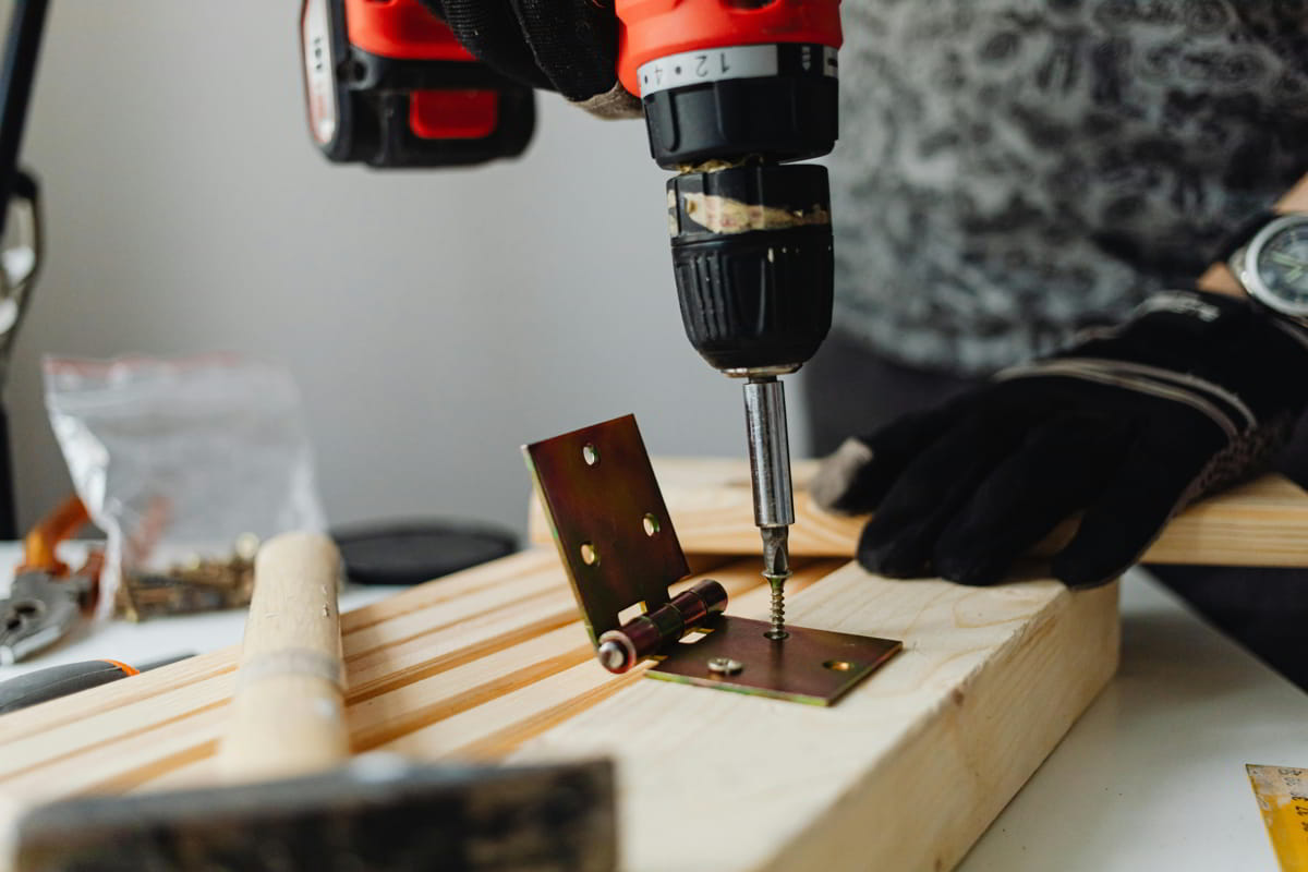 Schimbă-ți singur balamalele! Informații utile pentru adepții DIY