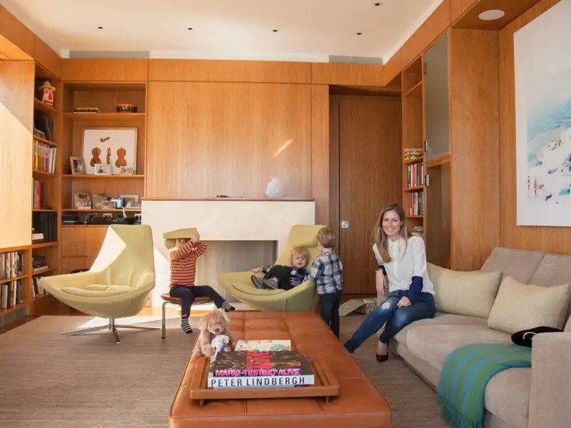 Amenajarea creativa a unui apartament utilizand accente simple din lemn