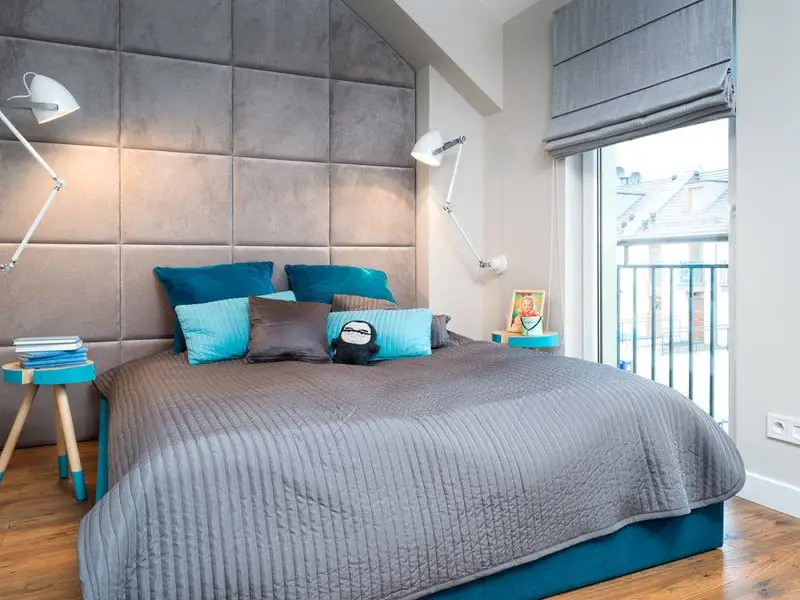 Ambient cu accente de culoare intr-un apartament modern