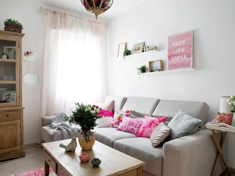 Decor in tonuri romantice intr-o reamenajare de apartament