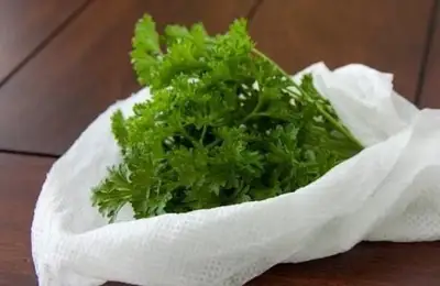 8 Ingenious Ways to Use Paper Towels in the Kitchen