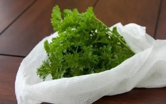 8 Ingenious Ways to Use Paper Towels in the Kitchen