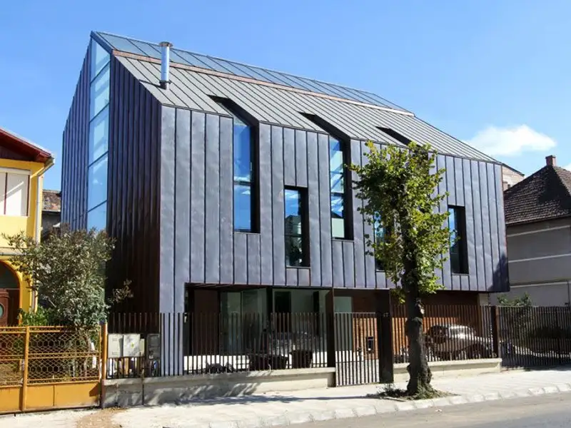Casa din Sibiu construita in stil minimalist cu aspect gotic