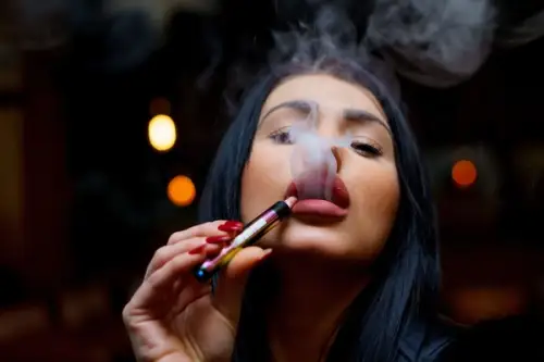 De ce nu este indicat să fumezi țigări electronice acasă? Mirosul este deranjant?