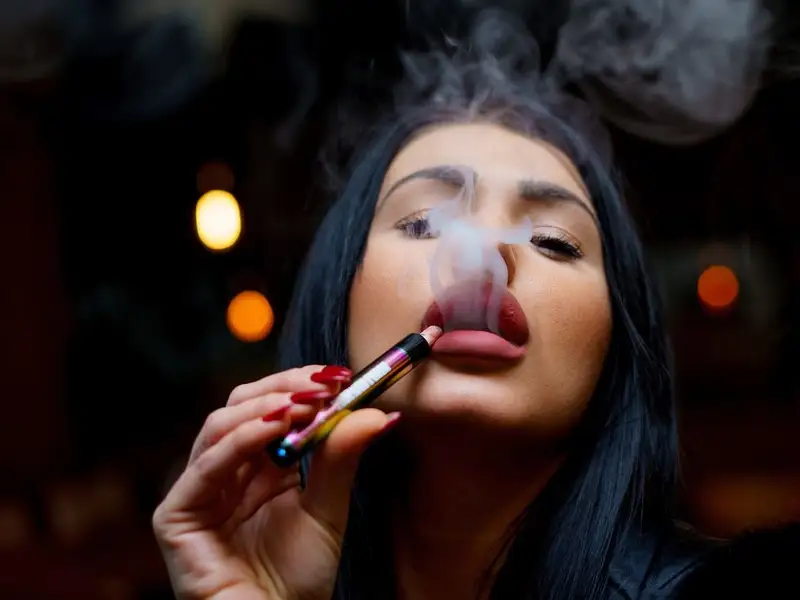 De ce nu este indicat să fumezi țigări electronice acasă? Mirosul este deranjant?