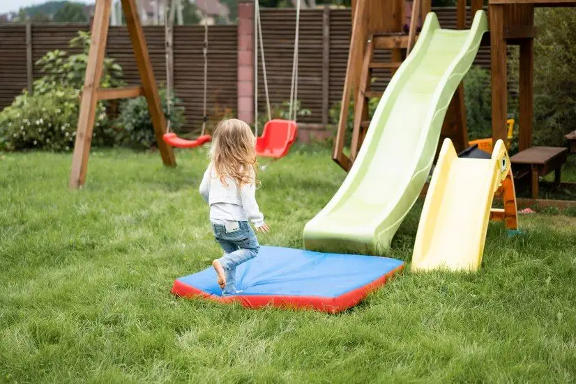 Loc de joacă în curte: 5 elemente care nu trebuie să lipsească pentru a fi considerat perfect