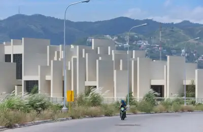 The Church of the 100 Walls, an Unprecedented Construction