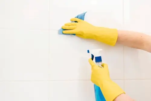Soluții eficiente de curățare a faianței și gresiei din bucătărie