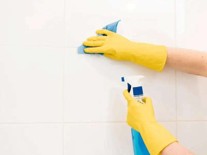 Soluții eficiente de curățare a faianței și gresiei din bucătărie