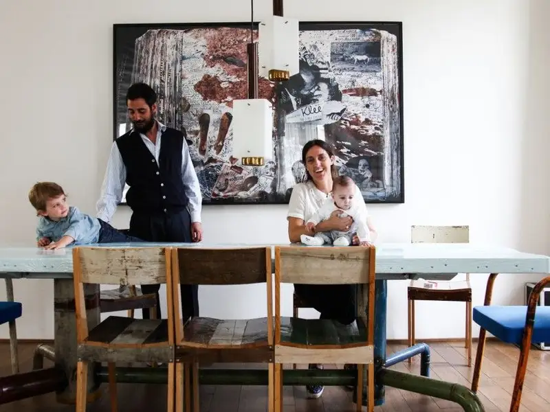 Un fotoliu de 7200 de euro si un jukebox in casa unei familii cool din Italia