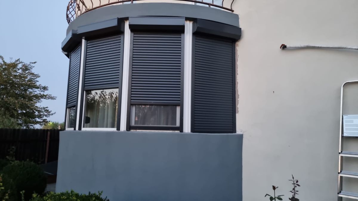 Soluții de protecție și design exterior de la V Shades: Închidere balcon și terasă, pergole și rulouri exterioare