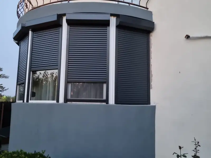 Soluții de protecție și design exterior de la V Shades: Închidere balcon și terasă, pergole și rulouri exterioare