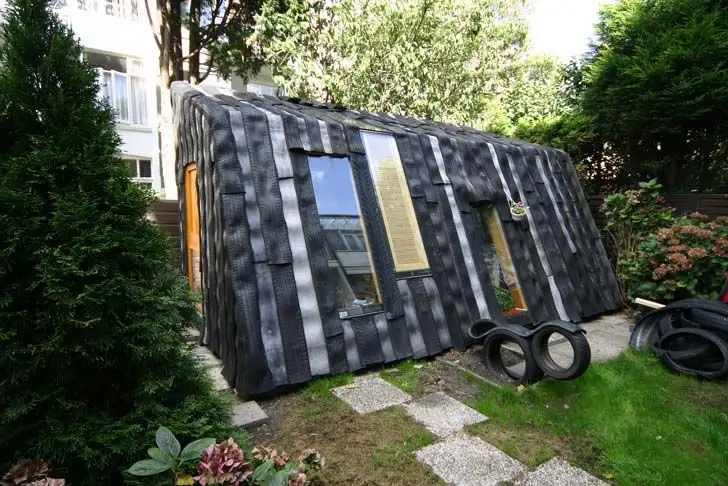 5 casute de gradina construite din materiale reciclabile