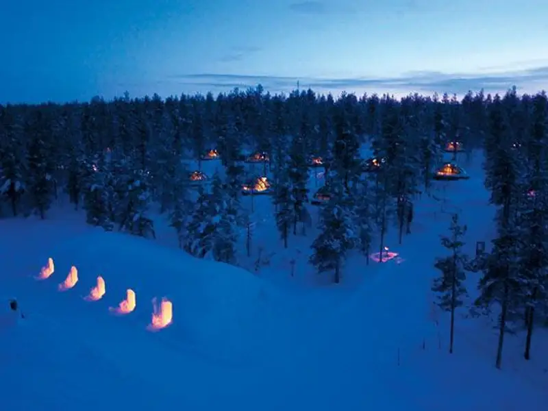 Un loc fantastic de a-ti petrece vacanta: satul cu igluuri din sticla, Kakslauttanen, Finlanda