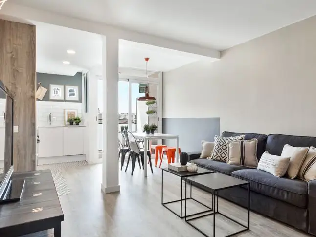 Apartament amenajat armonios cu influente industriale
