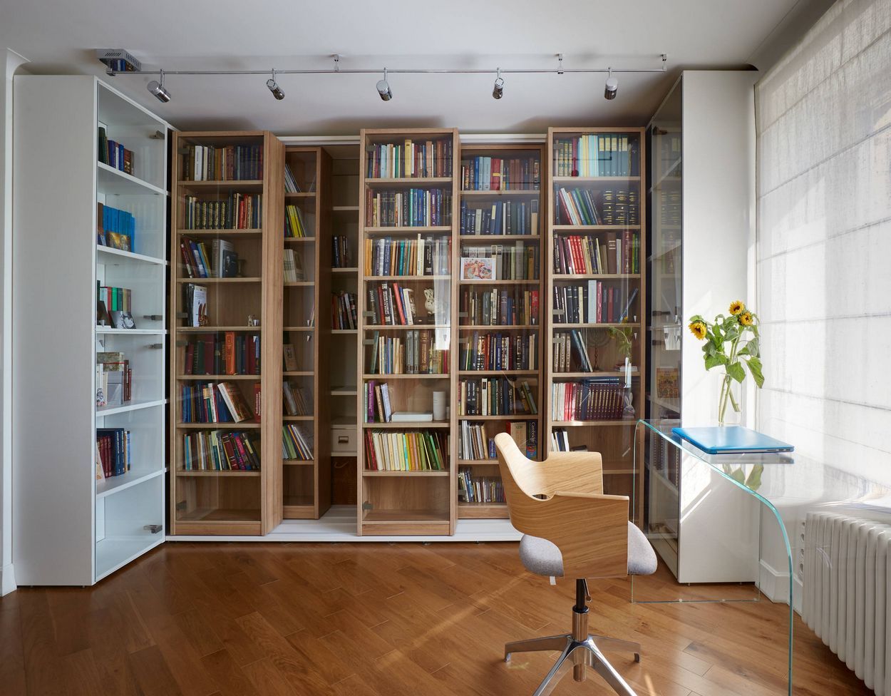 35 Square Meter Space with an Enviable Library