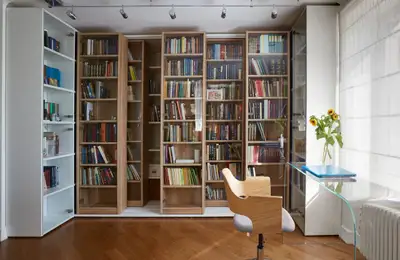 35 Square Meter Space with an Enviable Library
