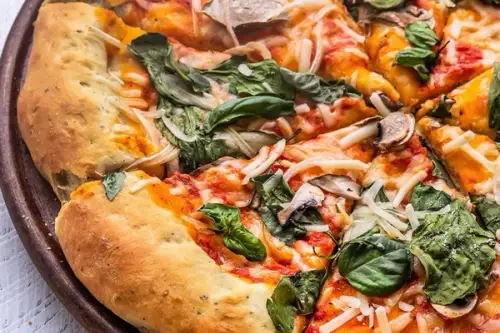 Rețetă vegană de pizza, sănătoasă și plină de culoare