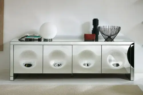 Mobilier modern acoperit de oglinzi